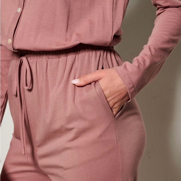 WOMEN'S LONG SLEEVE ELASTIC WAIST POCKETS SELF TIE JUMPSUIT IN MAUVE - Picture 3 of 3
